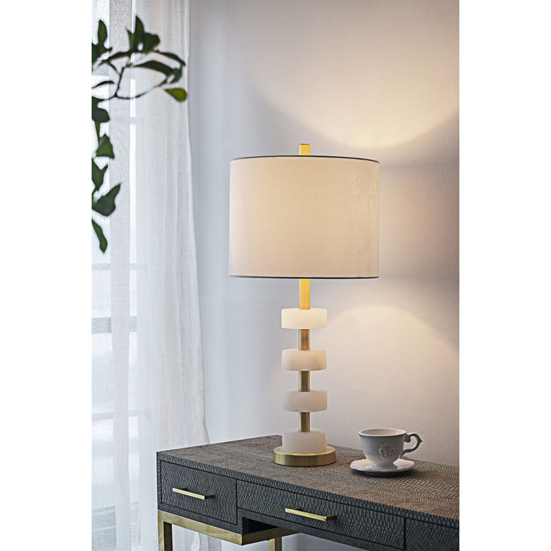 Élégante lampe de table en marbre avec cadre en laiton et abat-jour en tissu blanc