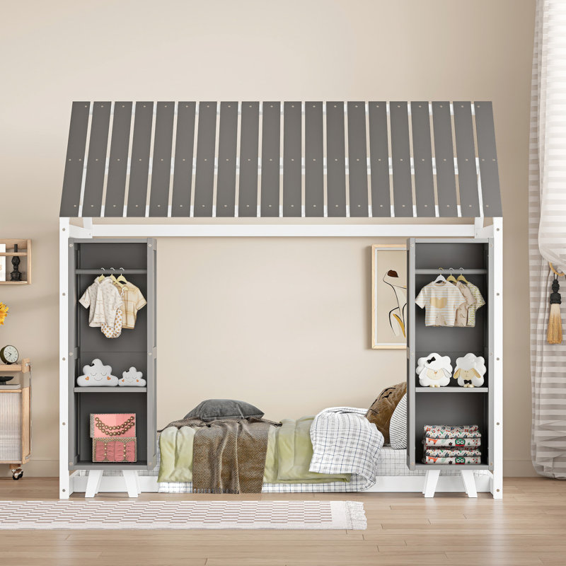 Lit en bois gris pour maison simple avec clôture, toit et armoire de rangement