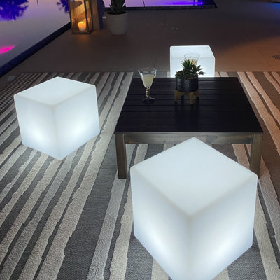 Table d'appoint cubique en plastique