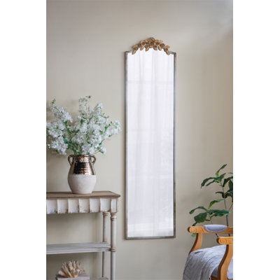Grand miroir rectangulaire 18,1 x 1,6 x 70,9 po avec cadre ivoire délavé et couronne florale dorée