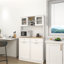 Armoire de cuisine moderne blanche de 67,7 po avec 3 tablettes réglables, 2 tiroirs et un support à poubelle basculant