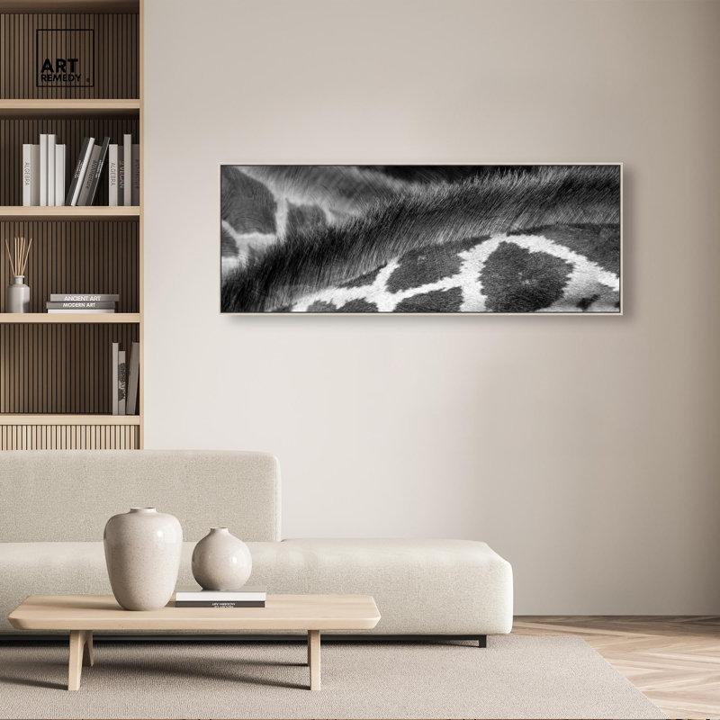 Girafe sur toile, H 21 po x l 55 po, Encadrement argenté
