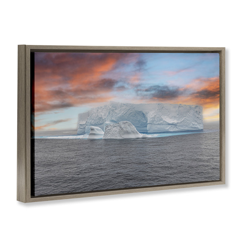 Coucher de soleil sur un cadre flottant Iceberg, par Richard Silver, H 17 po x l 25 po, Cadre flottant orme Montalcino