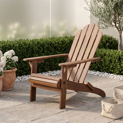 Chaise d'extérieur Adirondack pliable en bois d'acacia avec dossier à lattes et larges accoudoirs, idéale pour la terrasse, le patio ou le bord de la piscine.
