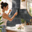 Carrelage mural 11,5 po x 11,8 po gris anthracite linéaire à peler et à coller, carrelage mural auto-adhésif en PVC imperméable pour cuisine et salle de bain, 2 mm d'épaisseur, couvre 9,7 pieds carrés-130721560