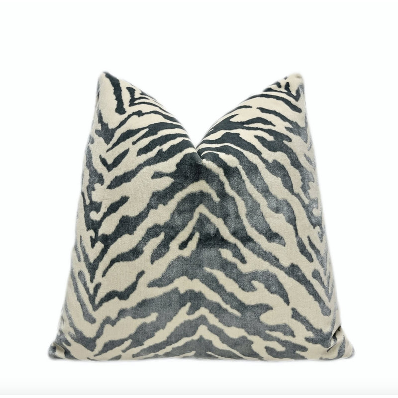 Housse de coussin en velours à imprimé zébré, H 22 po x l 22 po, Imprimé animal gris / crème