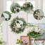 Couronne de verdure et de fleurs blanches d'hiver - Vert - Décoration de Noël et des Fêtes extérieure