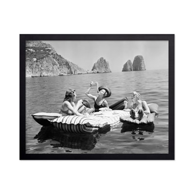 Femmes mangeant des spaghettis sur le lac