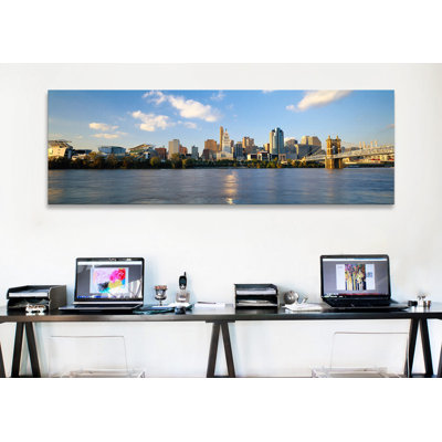 «Buildings at the Waterfront, Ohio River, Cincinnati, Ohio», reproduction de photo sur toile
