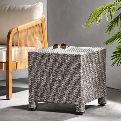 Table d'appoint cubique de 45,7 cm (18 po) de largeur, en polyéthylène noir et fer, sans assemblage, avec cadre en fer, 45,7 x 45,7 x 45,7 cm (18 x 18 x 18 po), montage facile.