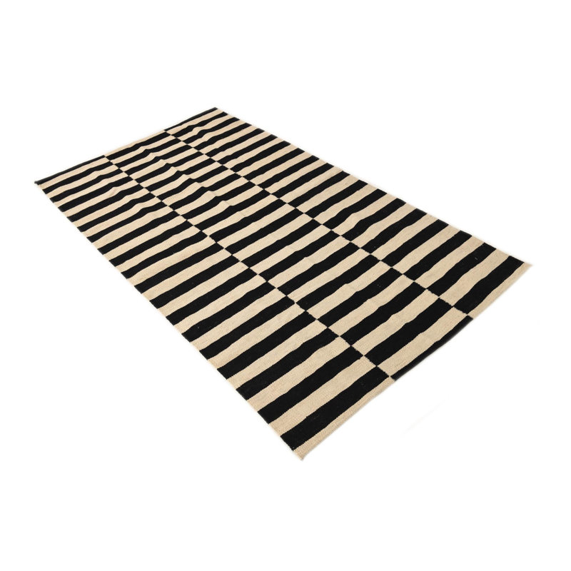 Tapis noir et blanc 3 pi 5 po x 6 pi 4 po Pinkerton