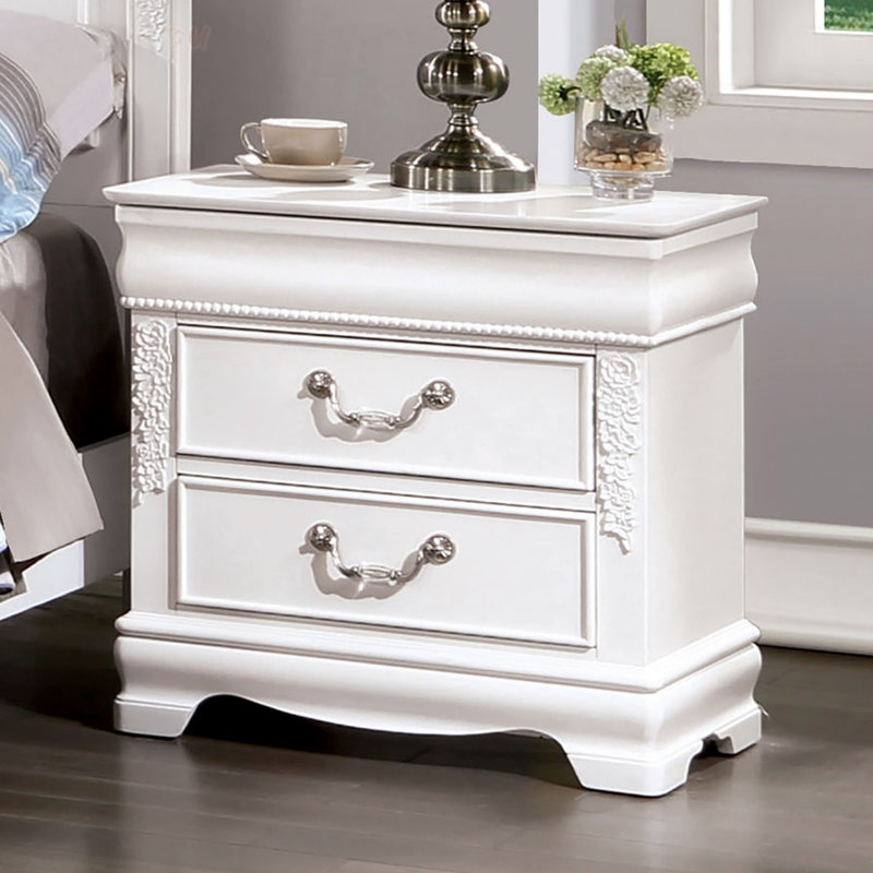 Table de chevet classique en bois massif avec poignées en nickel et tiroirs doublés de feutre, parfaite pour le rangement élégant de la chambre à coucher