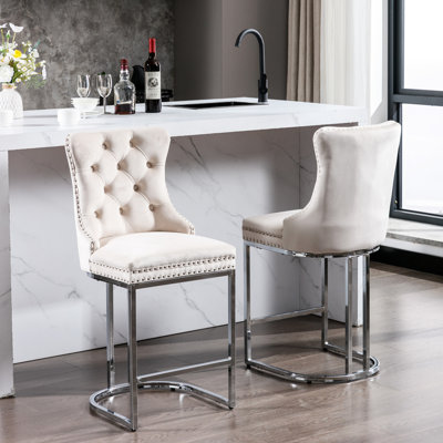 Tabourets de bar de 26 po de hauteur comptoir (2), velours moderne avec dossier à boutons et garniture de rivets. Base en métal. Coussin élastique. Beige. Pour îlot de cuisine, ensemble de 2 tabourets, garniture, base et chaises beiges