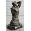Sculpture abstraite surdimensionnée de torse masculin musclé sur fond de marbre