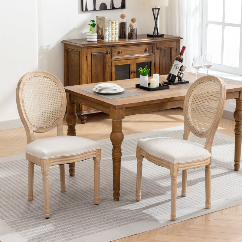 Chaises de salle à manger de style français, en bois massif, siège et dossier en lin, finition peinture antique, tissu beige crème confortable.