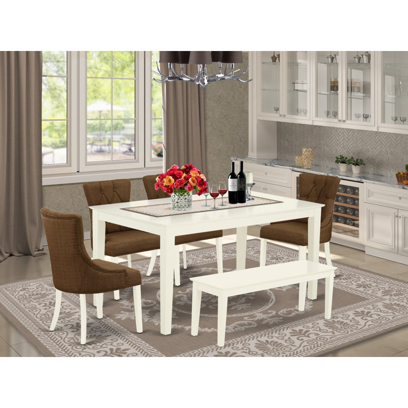 L'ensemble de salle à manger 6 pièces contient une table de salle à manger rectangulaire et 4 chaises Parson en tissu brun avec banc, blanc lin