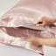 4 draps de luxe en satin simple rosé - froissé, doux pour la peau, frisottis apprivoisés, 1 drap plat, taies d'oreiller ajustées lisses et soyeuses, réduit les bris,