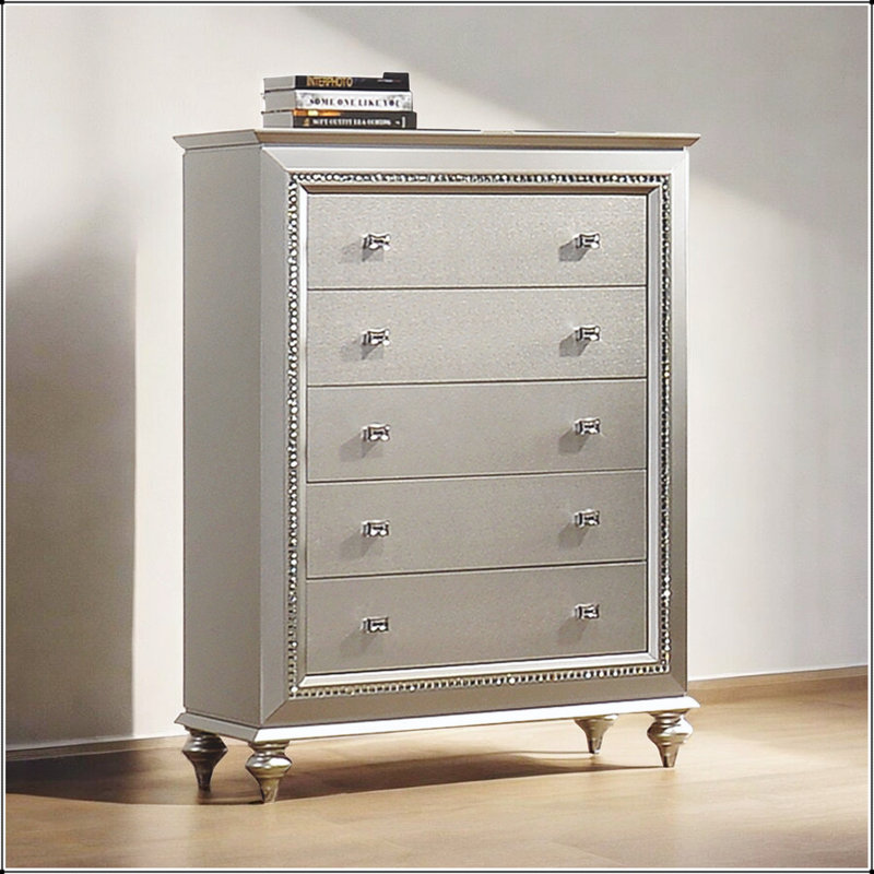 Commode à finition champagne Kaitlyn avec bordure en cristal et tiroirs spacieux pour des solutions de rangement élégantes