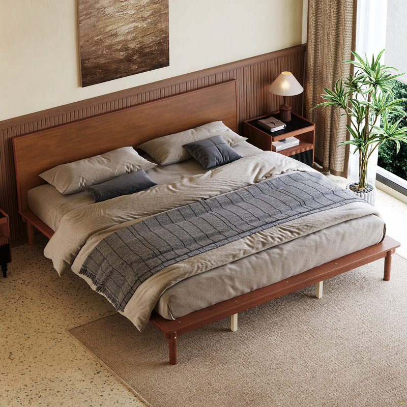 Structure de lit plateforme de style Mid-Century moderne, lit en bois à base basse avec tête de lit subtilement inclinée, rails latéraux élargis pour un support de lattes robuste, aucun sommier requis, assemblage facile, noyer