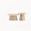 Ensemble de tables basses gigognes de style rétro. Disponible en finition noyer ou bois naturel. Tables d'appoint rondes avec pieds croisés. Idéal pour les salons et les salles à manger