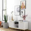 Meuble télé de salon moderne pour 60 à 69 pouces, portes à double vague, décor de tablette ouverte centrale, tablette mobile, armoire blanche avec livres et appareils de présentation en forme de pouces dorés, réglable