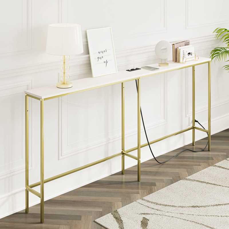 Console avec prise de courant, canapé long et étroit derrière le canapé, table d'entrée Skinny avec structure en métal, classique
