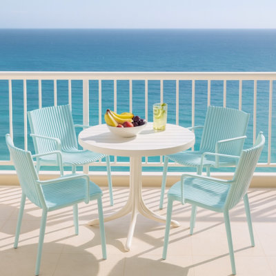  Ensemble de sièges de patio d'été 5 pièces, table ronde blanche en PP 36 pouces avec 4 fauteuils à lattes empilables bleu clair