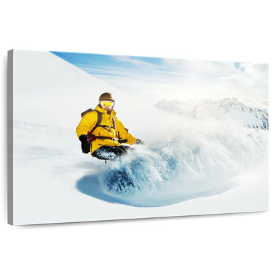 Snowboard d'hiver en montagne