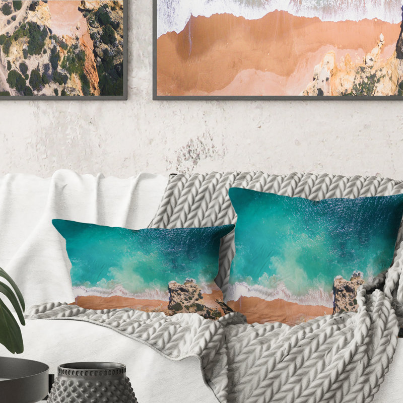 Turquoise Waves Breaking At The Sandy Beach I - Coussin décoratif imprimé nautique et côtier, 16 po x 16 po