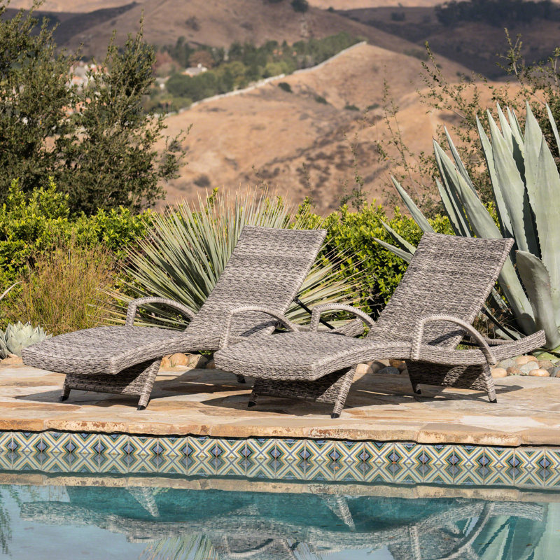 Chaise longue en gris - Option de détente extérieure polyvalente avec fauteuil de patio confortable