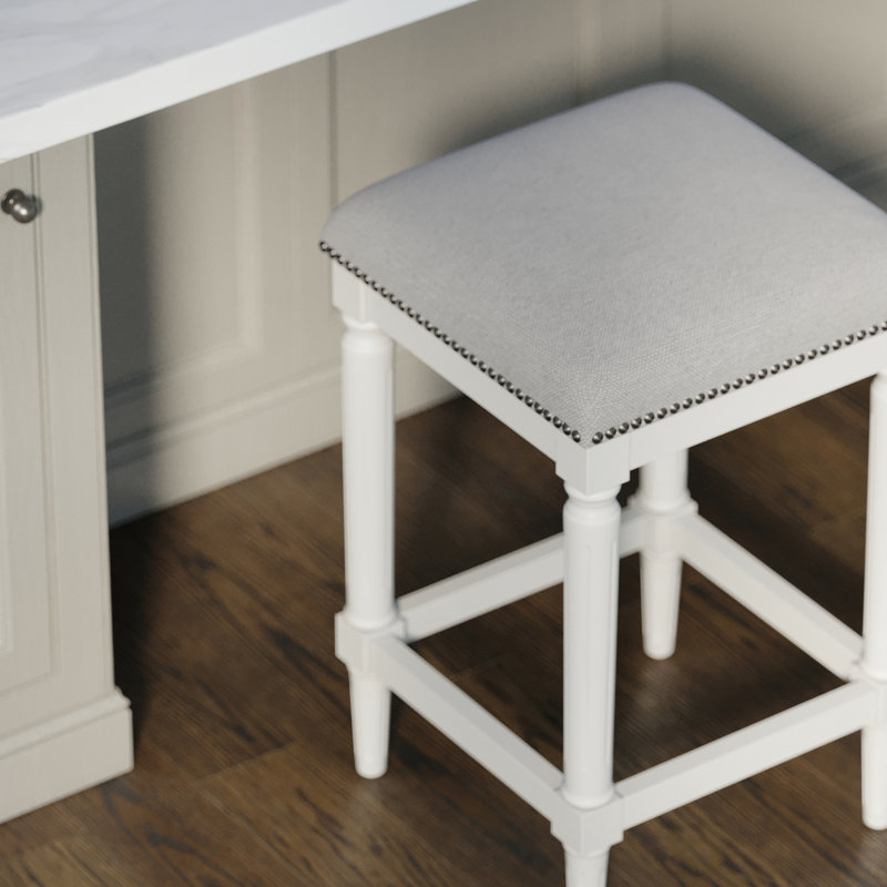 27 tabourets de comptoir carrés blancs avec un look transitionnel, 16 sièges rembourrés pour le confort, des pieds rehaussent la conception, une structure en bois massif, un siège en tissu, des patins de plancher aux planchers, un assemblage simple