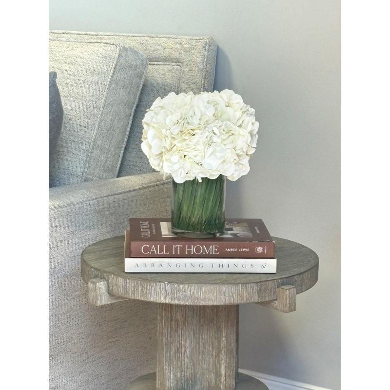 Hortensias dans un vase en verre avec de l'herbe