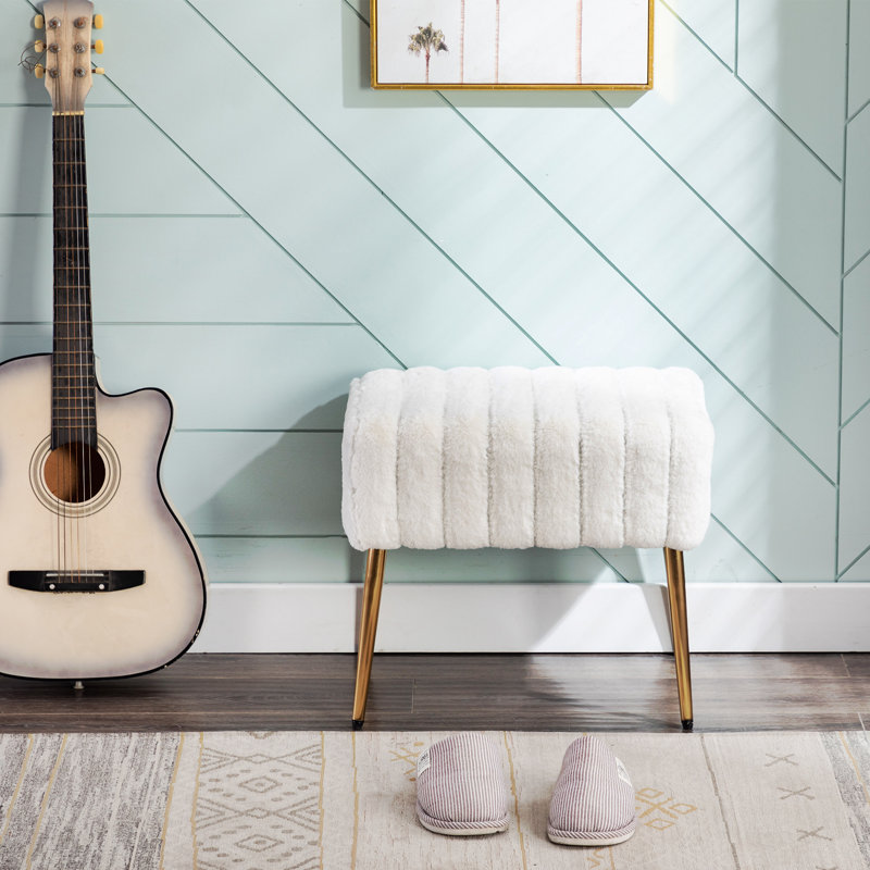 Repose-pieds rectangulaire en fausse fourrure de 18,5 po de largeur Ceilia avec pieds dorés pour chambre à coucher ou meuble-lavabo