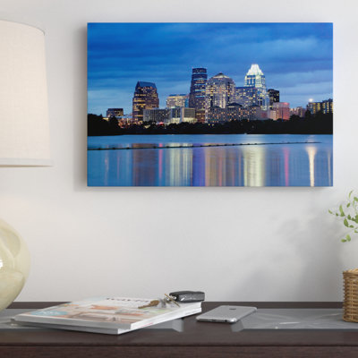 «Buildings At The Waterfront Lit Up At Dusk, Town Lake, Austin, Texas, USA» par Panoramic Images - reproduction d'art sur toile tendue