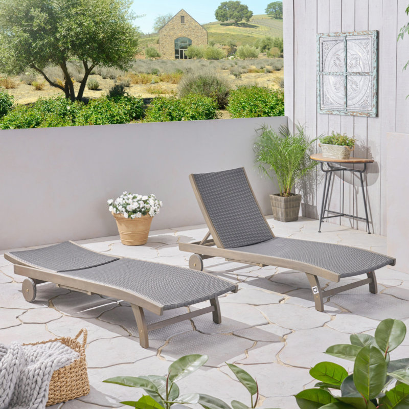 Chaise longue d'extérieur avec plateau coulissant et matériaux résistants aux intempéries pour une détente ultime, 2 pièces