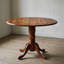 Ensemble de table de salle à manger ronde en chêne massif fini acajou avec 2 rallonges et 2 chaises à dossier échelle avec assise en bois