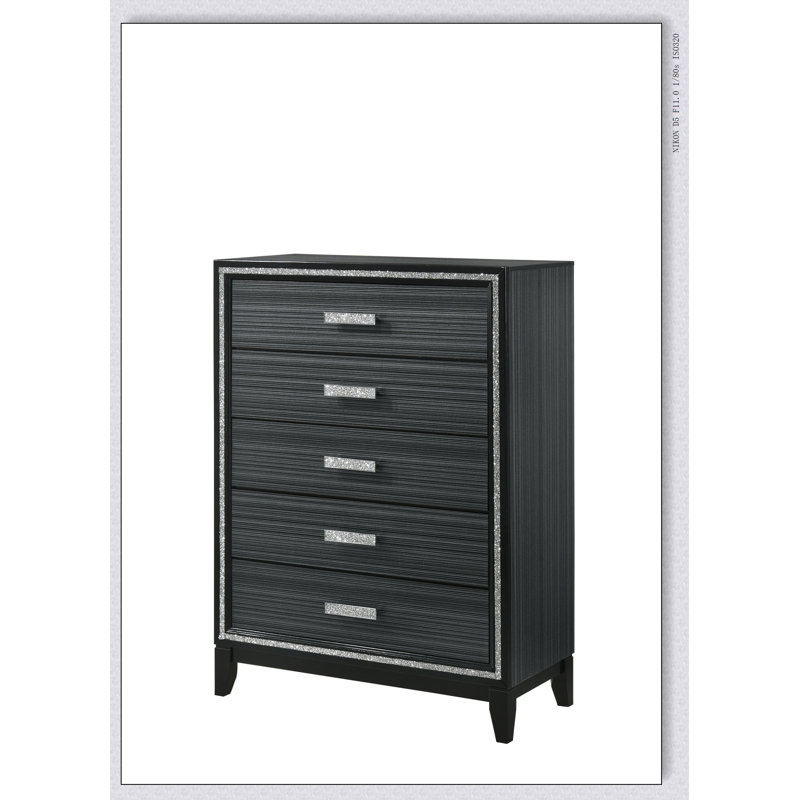 Commode blanche Haiden avec cinq tiroirs spacieux et des joints à queue d'aronde anglaise durables, parfaits pour le rangement moderne