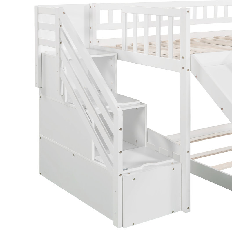 Lit simple superposé au-dessus d'un escalier en blanc avec des solutions de rangement pratiques pour la chambre à coucher