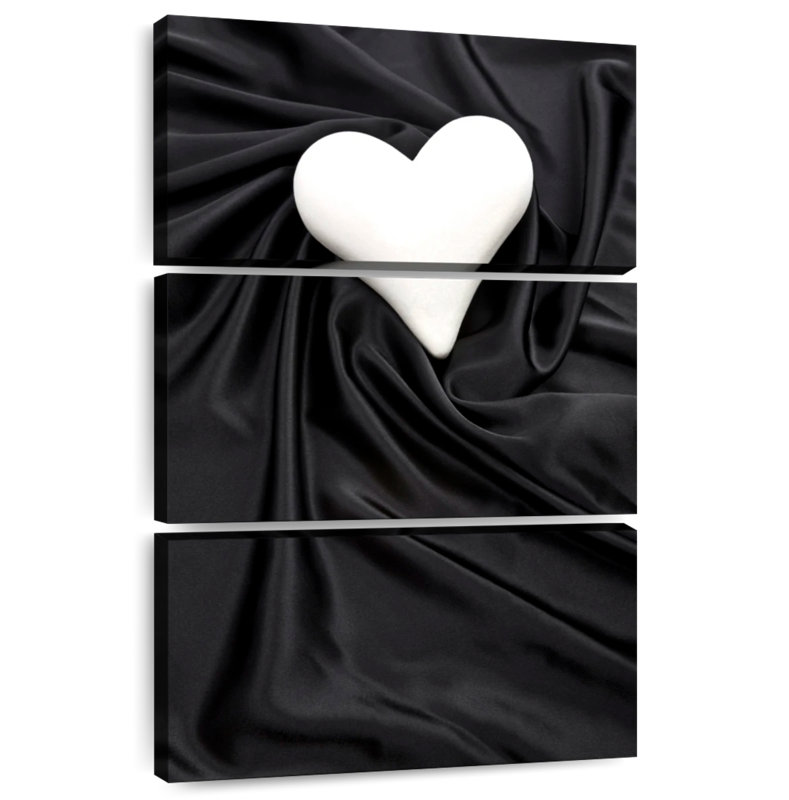 Hardie cœur blanc sur satin noir, H 32 po x l 20 po