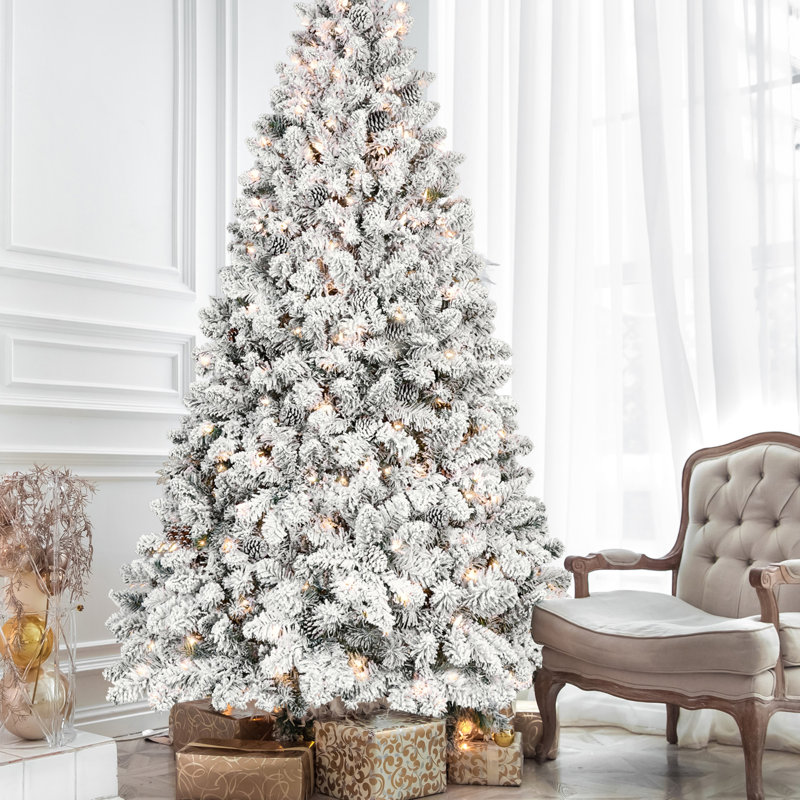 Arbre de Noël 9 pi avec 850 lumières UL, 63 pins naturels, 2240 pointes enneigées, assemblage à charnières, support en métal robuste et aspect blanc, branches réelles pour une installation simple, base stable,