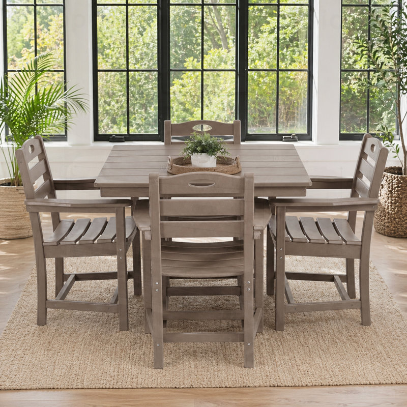 Ensemble de salle à manger d'extérieur en bois patiné 5 pièces en PEHD avec table carrée, trou pour parasol et 4 fauteuils