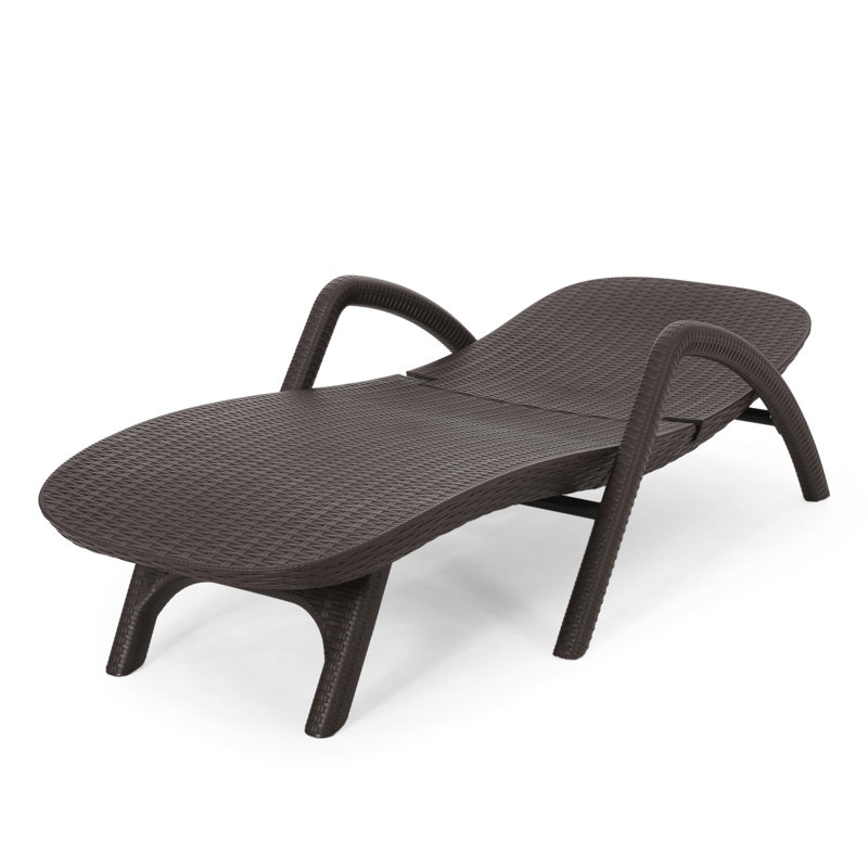 Chaise longue en brun foncé - Matériau en polypropylène, texture 3D - Look, intempéries - pour patio et cour arrière, détails fabriqués à la main, construction en résine à assembler requise, patio, nécessaire