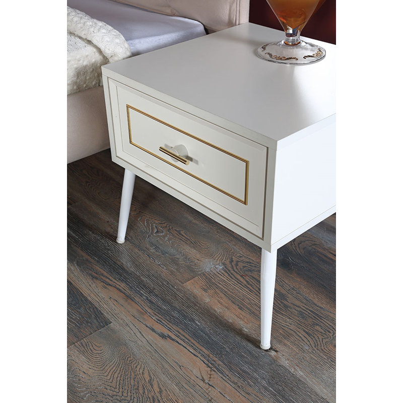 Table de chevet dorée