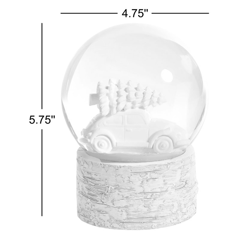 Sculpture de globe à neige sur l’arbre bouleau sur une voiture