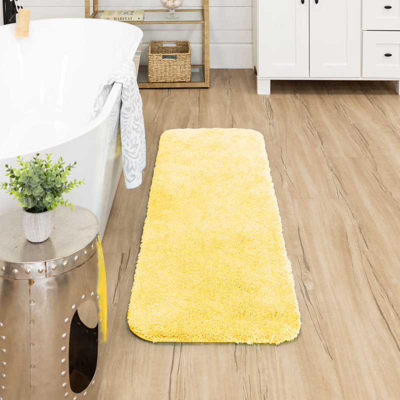 Tapis de bain touffeté en nylon antidérapant - Basics by Wayfair ™, l 20 po x L 60 po, Crème au beurre