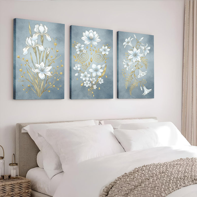 Ensemble de 3 tableaux sur toile tendue, à motifs floraux blancs et accents dorés, H 36 po x l 72 po