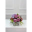 Centre de table en faux pivoines et hortensias roses dans un vase en verre