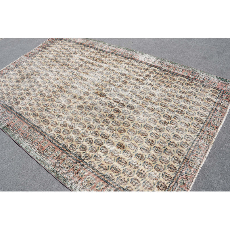 Tapis turc Artisan Vintage au motif unique avec des teintes de beige, de brun, de rouge et de vert pour une décoration intérieure élégante
