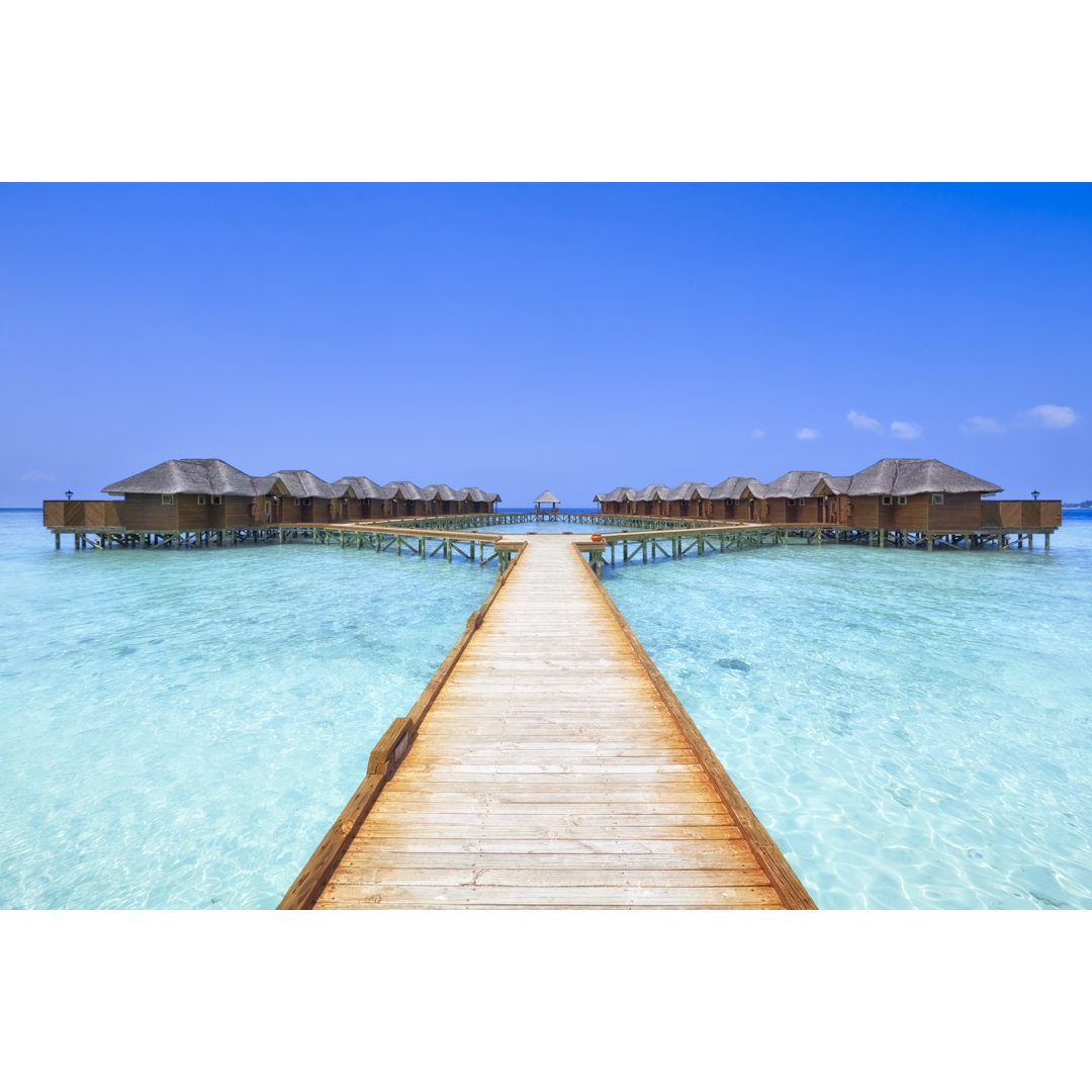 Überwasserbungalows an der Strandpromenade