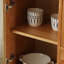Armoire d'appoint en verre avec poignée en laiton-384186918